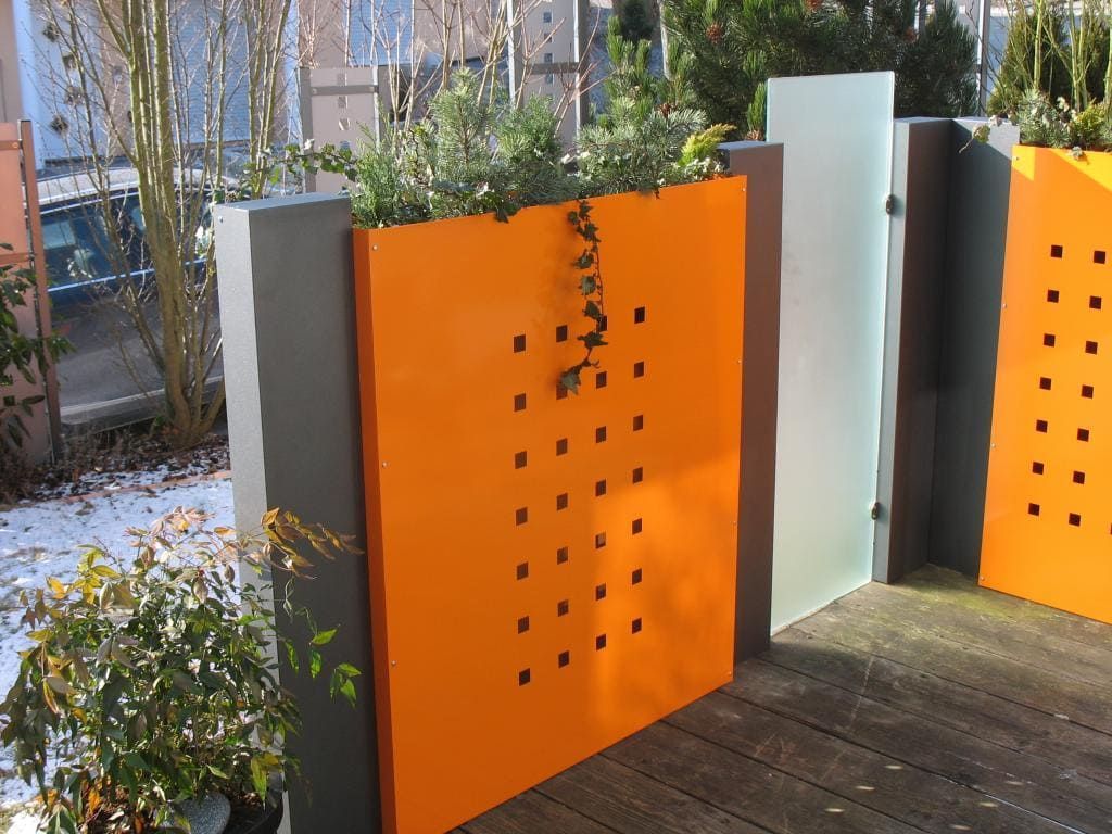 Metall Sichtschutz durch Pflankübel, Gartenstelen und Glasscheibe