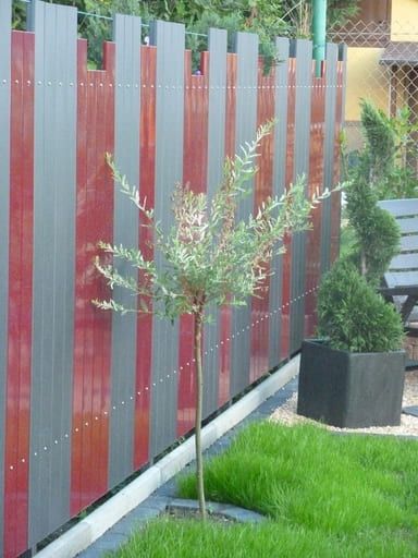beschichteter Metall Gartenzaun rot und dunkelgrau