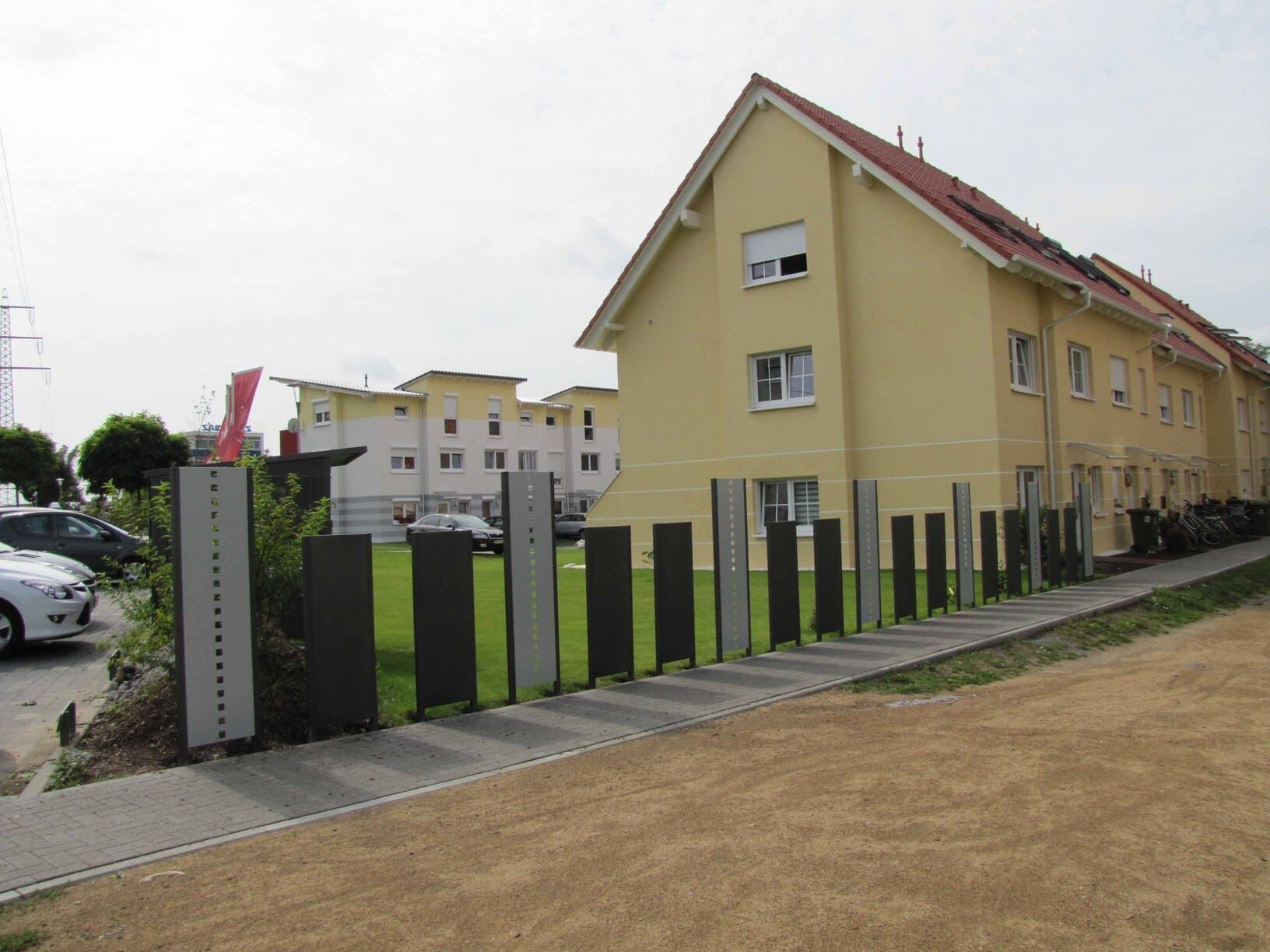 Grundstücksgrenze mit Sichtschutz Metall Gartenstelen