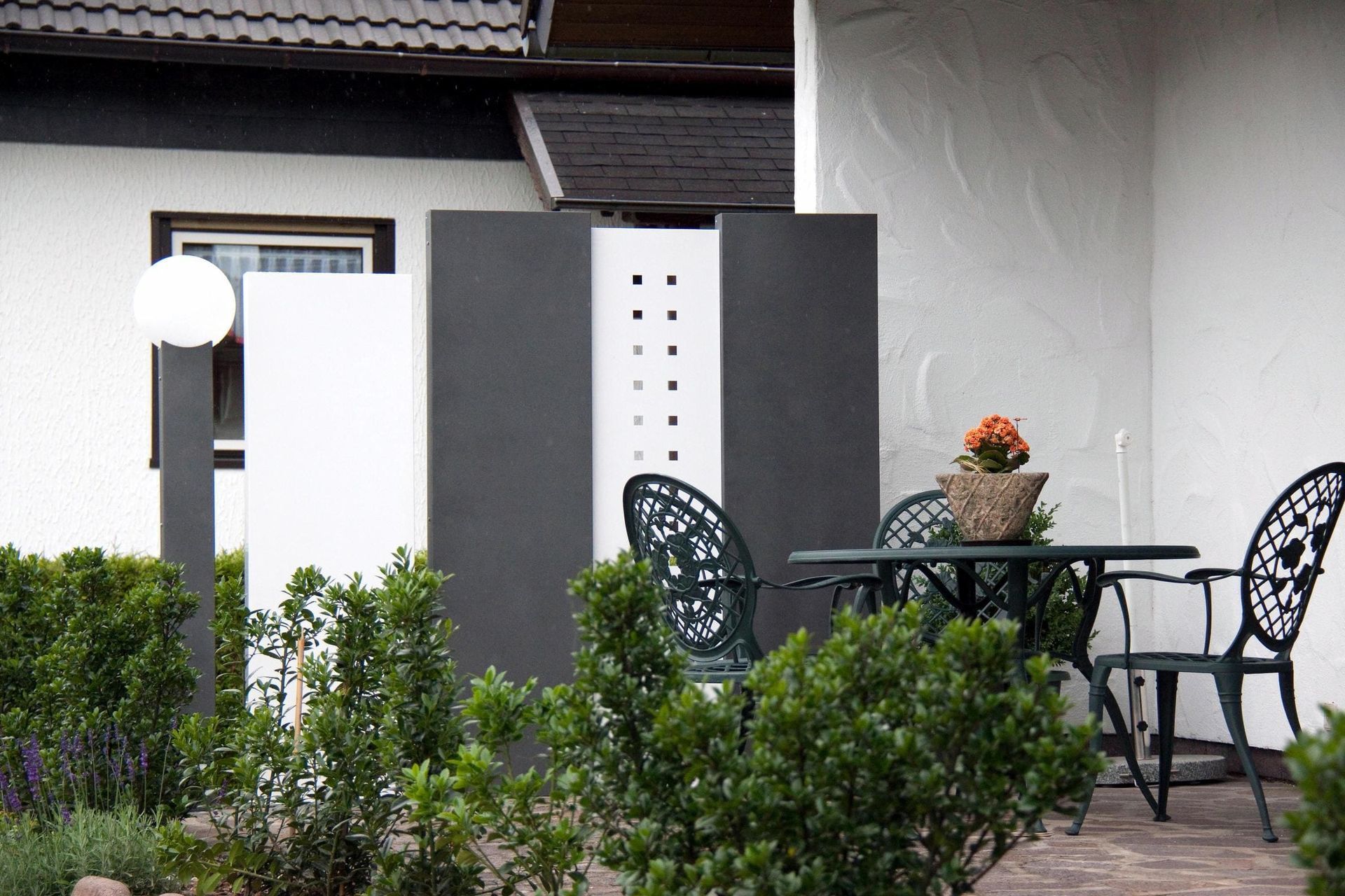 Modularer Sichtschutz aus Metall Blechen und Gartenstelen in weiß und grau