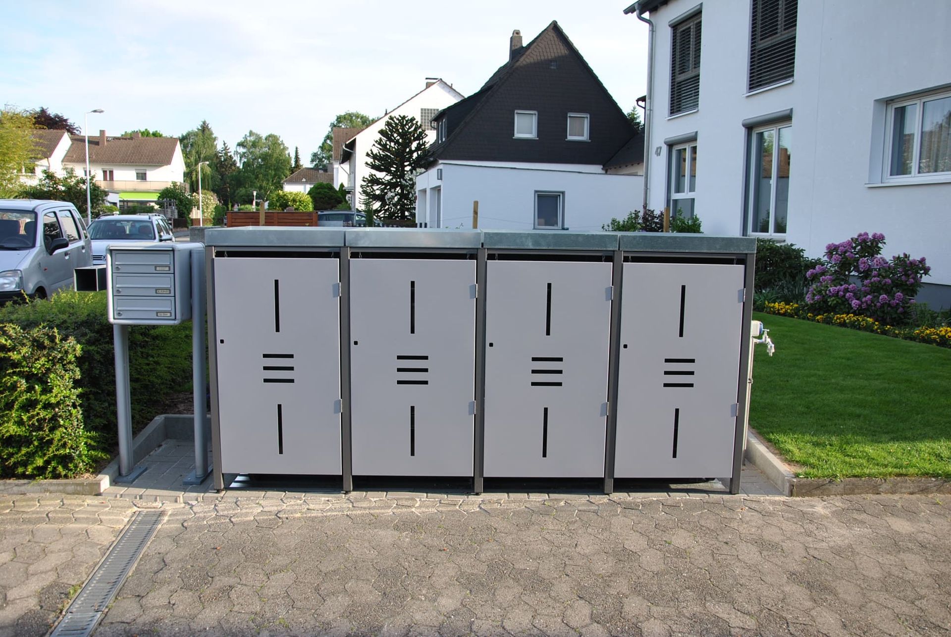 Metall Mülltonnenbox für 4 Tonnen und mit Pflanzwannen als Dach, steht im Vorgarten