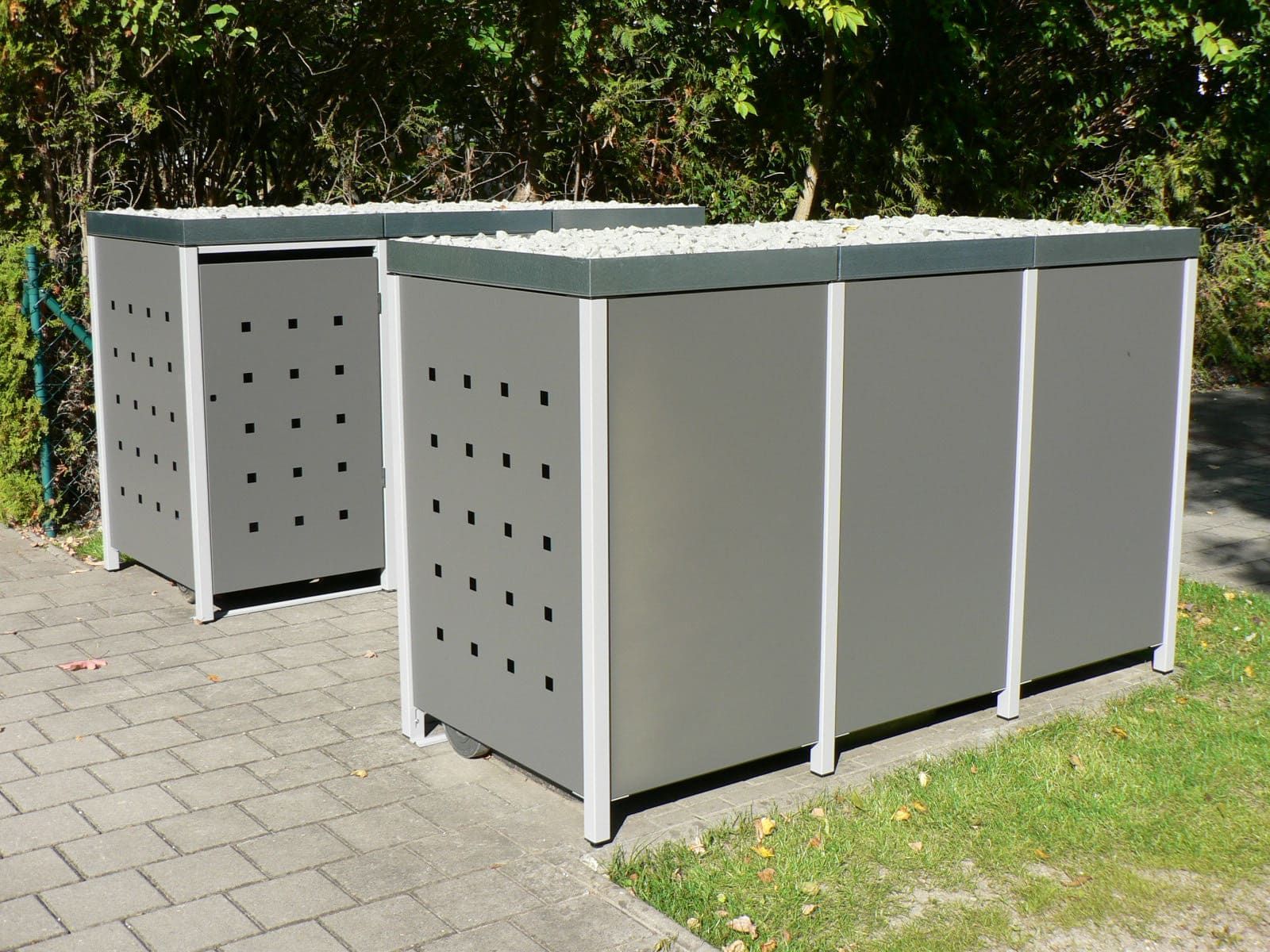 zwei Metall Mülltonnenboxen für 3 Tonnen, mit Pflanzdächern