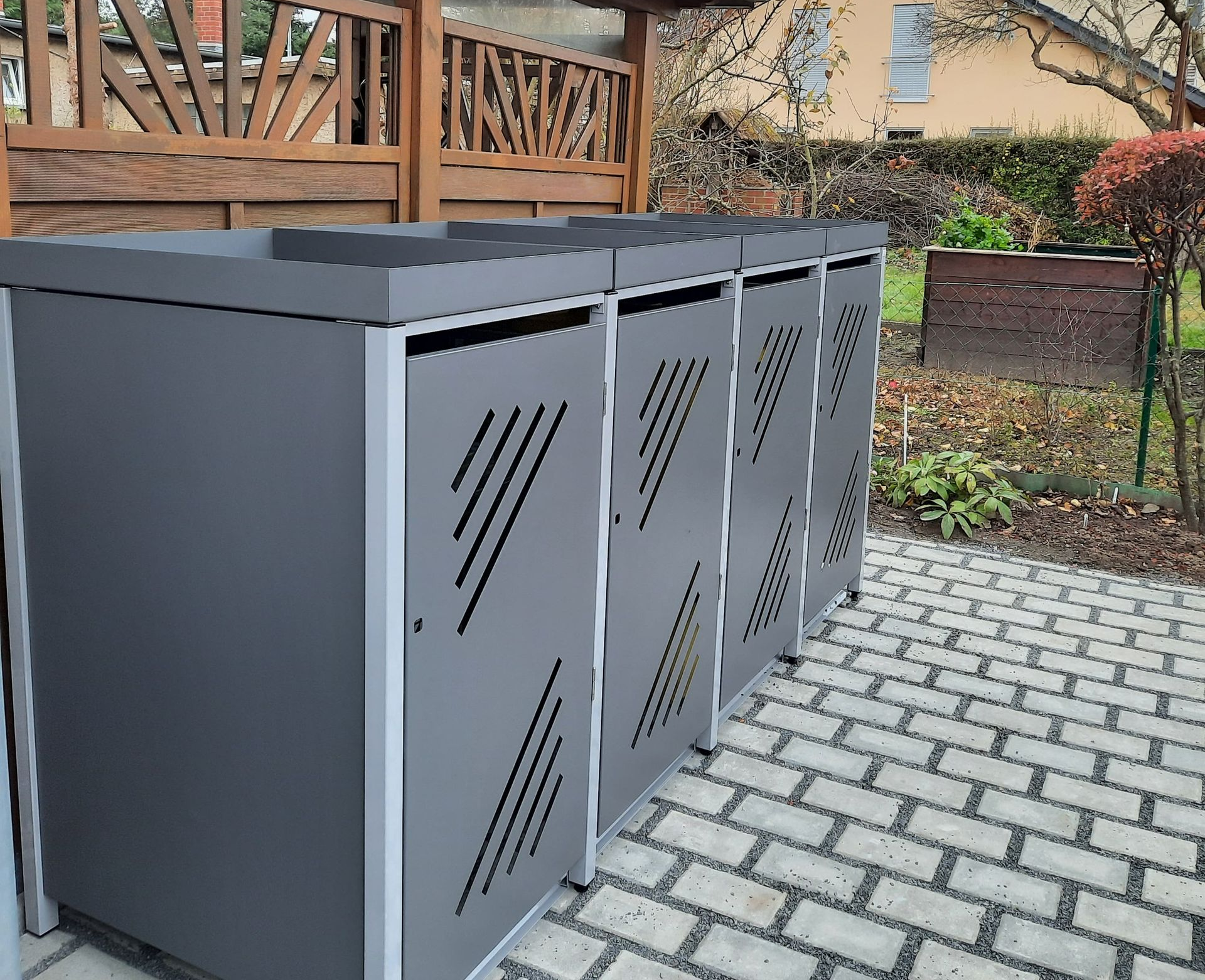 4er Metall Mülltonnenbox im Garten beschichtet in dunkelgrau und hellgrau