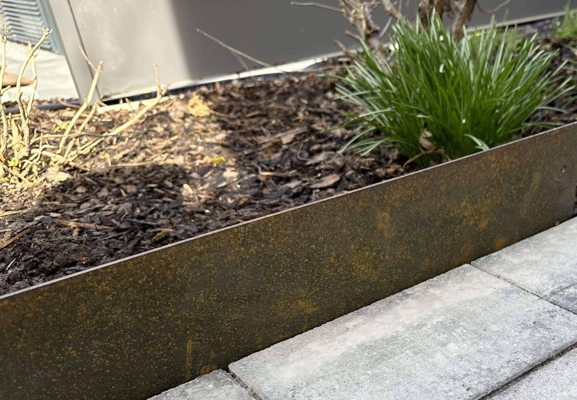 Rasenkante aus Cortenstahl als Beetbegrenzung