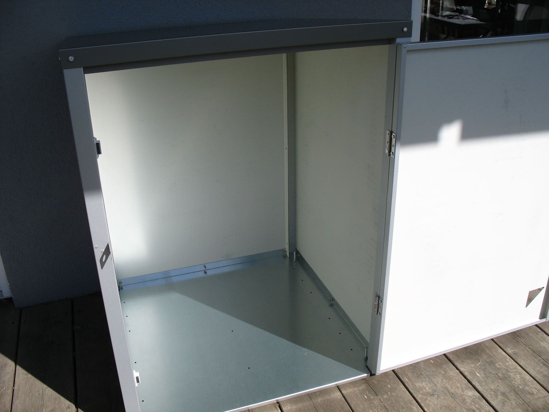 Metall Mini Rollatorgarage mit offener Tür