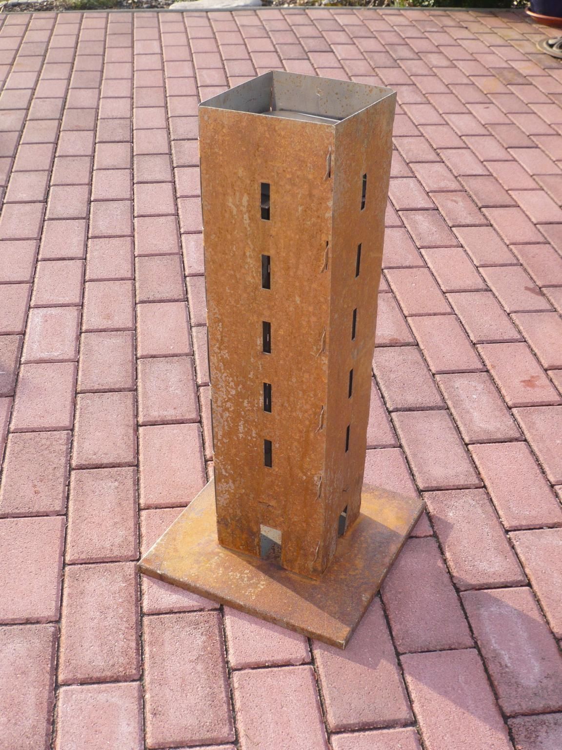 Schwedenfeuer aus Metall mit Standfuß