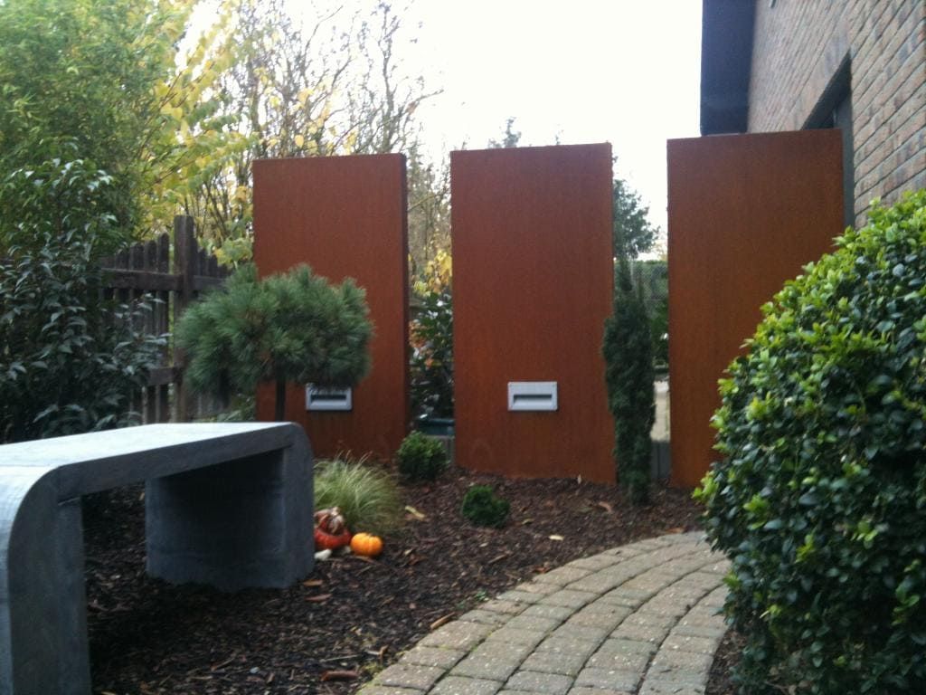 Cortenstahl Gartenstelen mit Beleuchtung im Garten