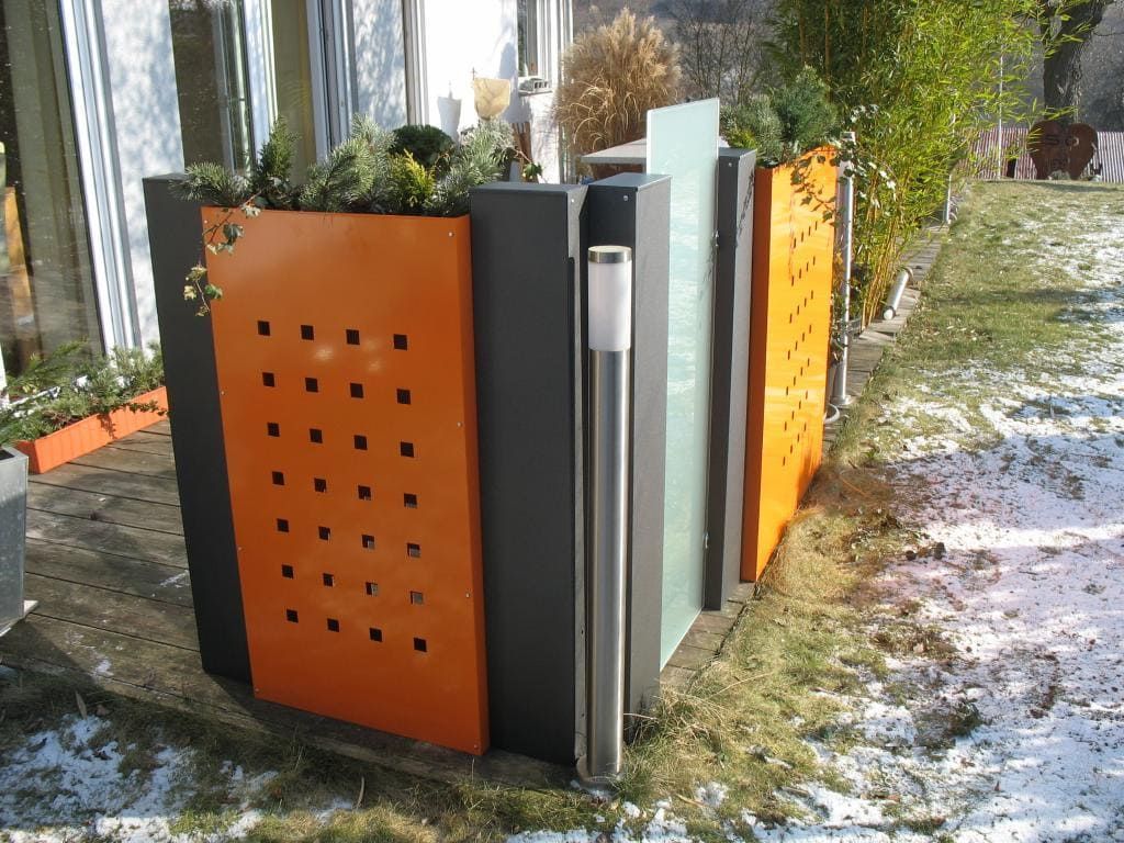 Sichtschutz in modularer Bauweise, bestehend aus Stele, Pflanzkübeln und Glasscheiben.