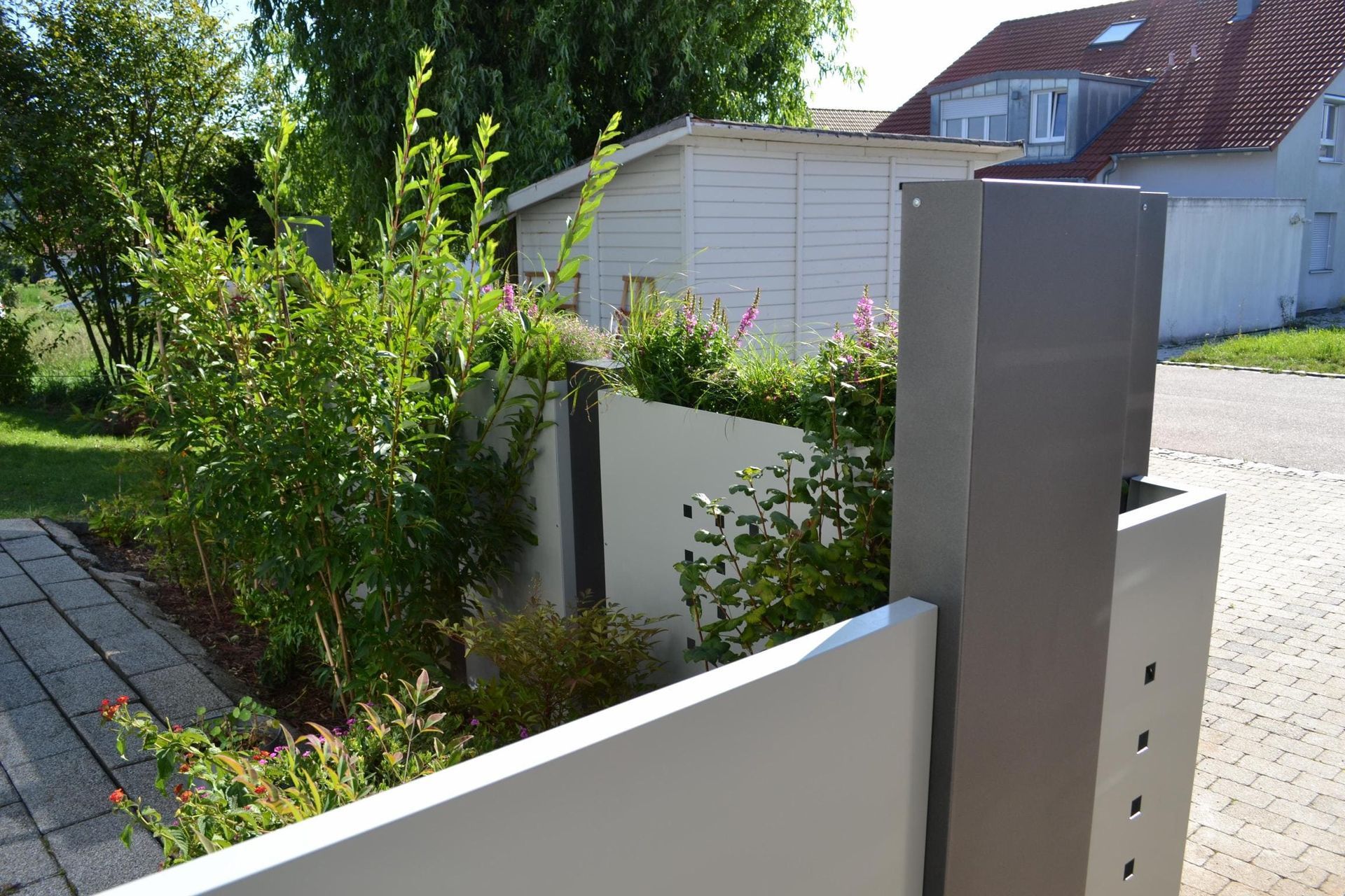 Bepflanzter Sichtschutz durch Metall Pflanzkübel und Gartenstelen