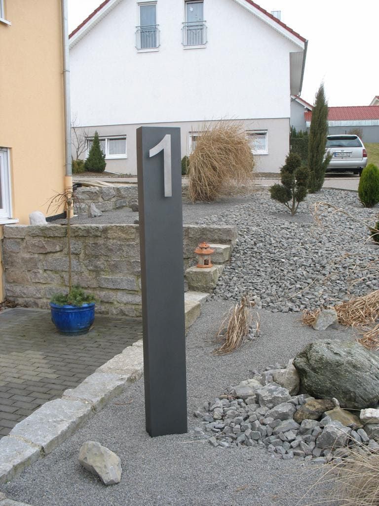 Gartenstele aus Metall in grau mit Edelstahl Hausnummer
