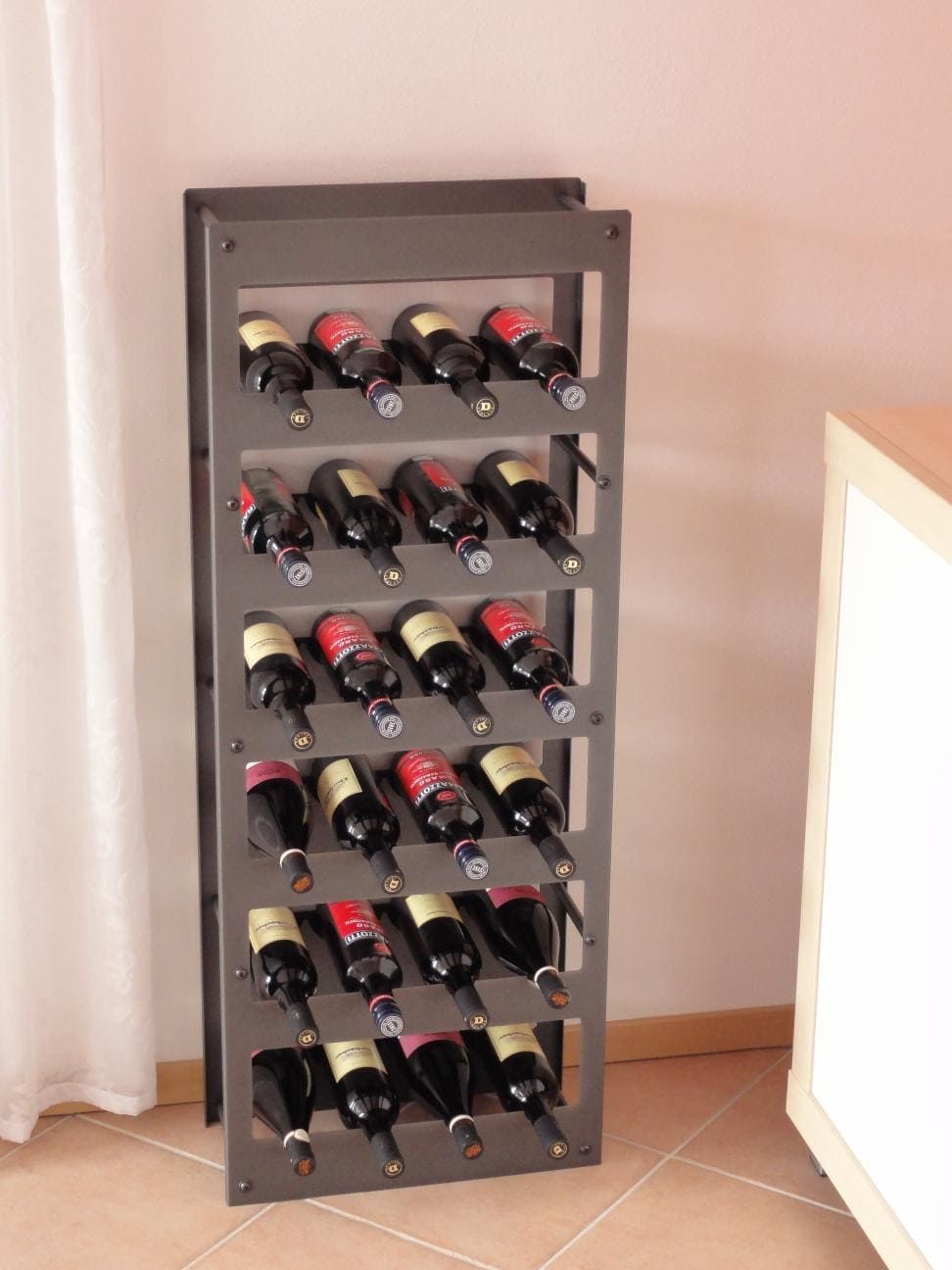 großes Weinregal aus Metall in Dunkelgrau gefüllt mit 24 Weinflaschen