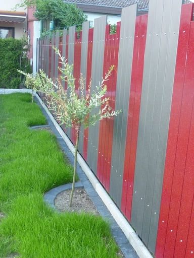Sichtschutz Zaun auf Grundstücksgrenze pulverbeschichtet grau und rot