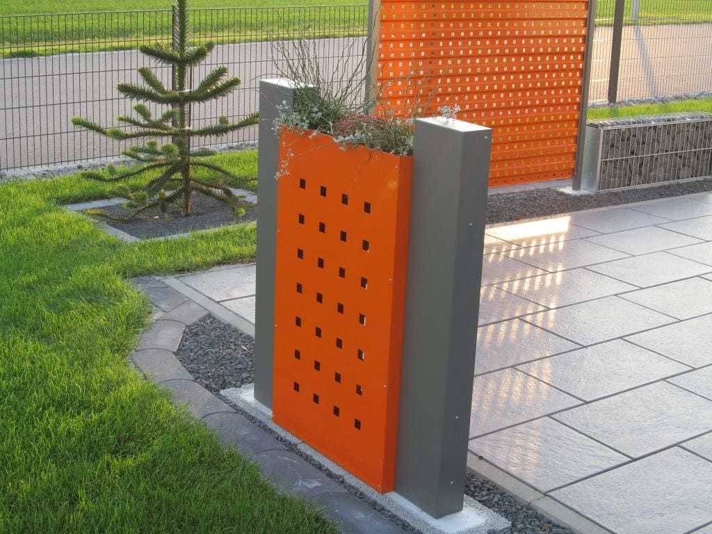 Metall Zaun durch beschichteten Pflanzkübel und Stelen vor einer Steinterrasse