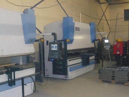 moderne Stanzmaschinen in der Produktionshalle von Metalltechnik Dermbach