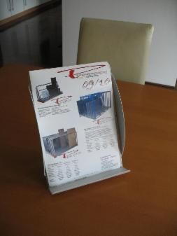 Prospektständer aus Metall auf einem Tisch