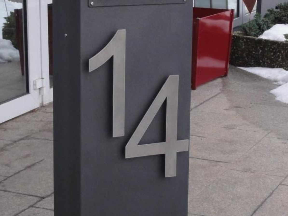Briefkastenanlage aus Metall mit Edelstahl Hausnummern