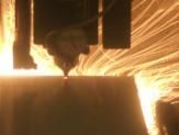 Lasermaschine mit funkten in der Produktion