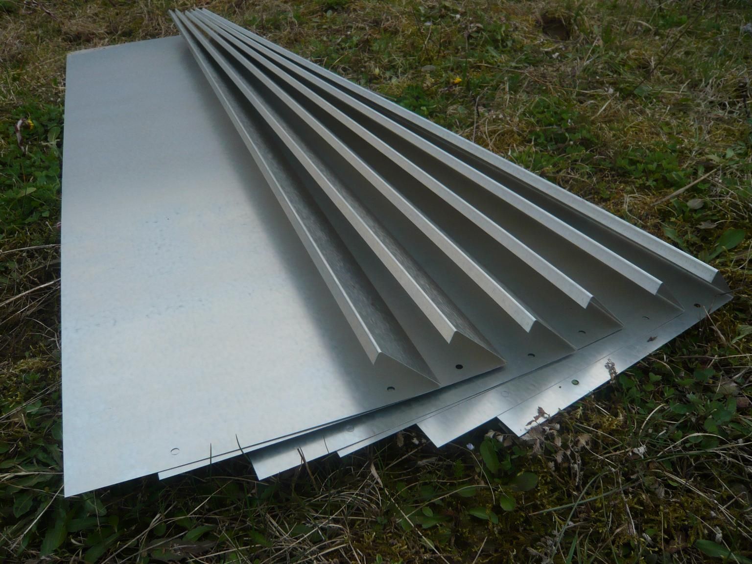 Metall Schneckenzaun Bleche als Schneckenschutz für das Gemüsebeet.