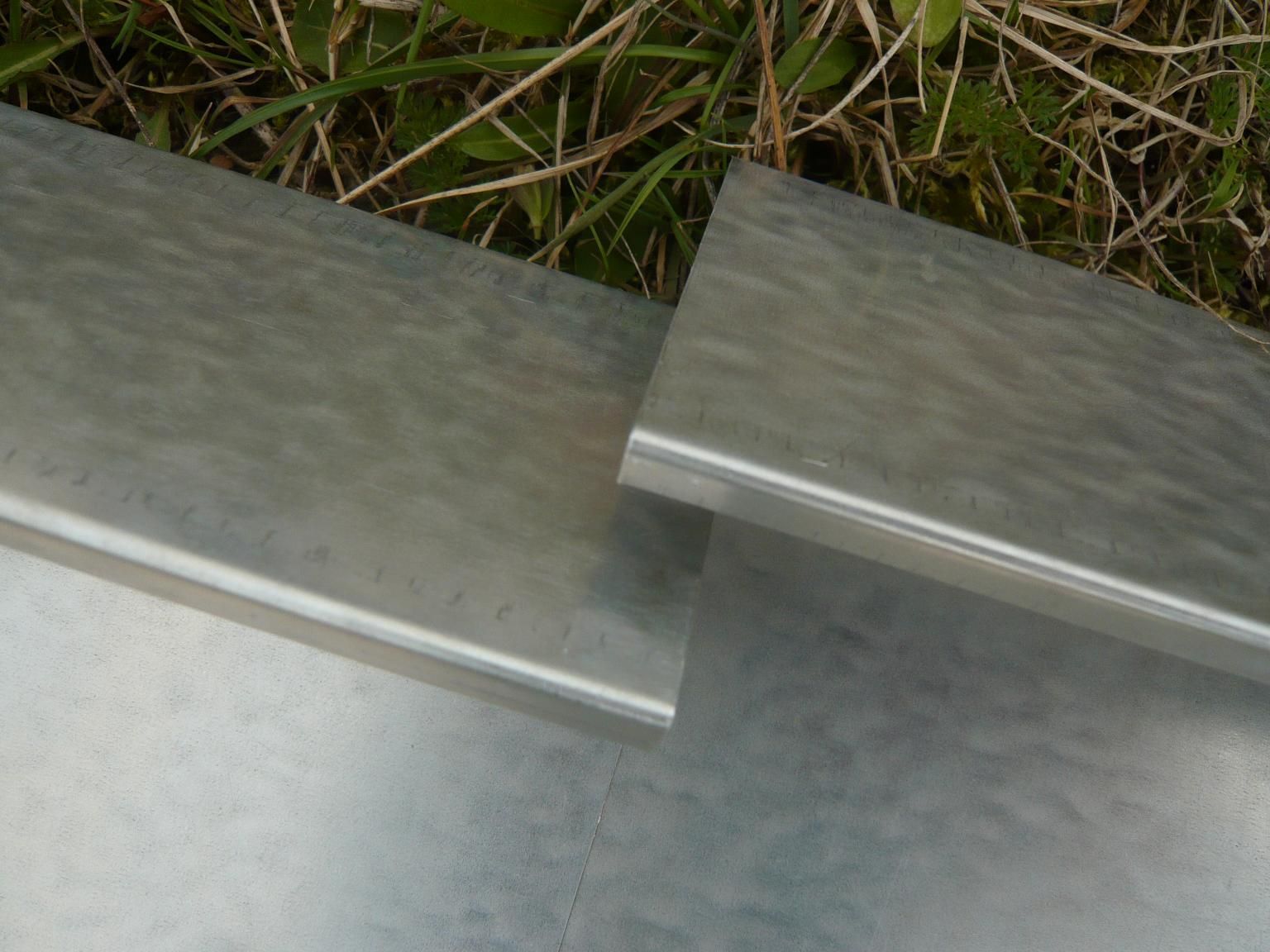 Metall Schneckenzaun Blech werden ineinander geschoben.