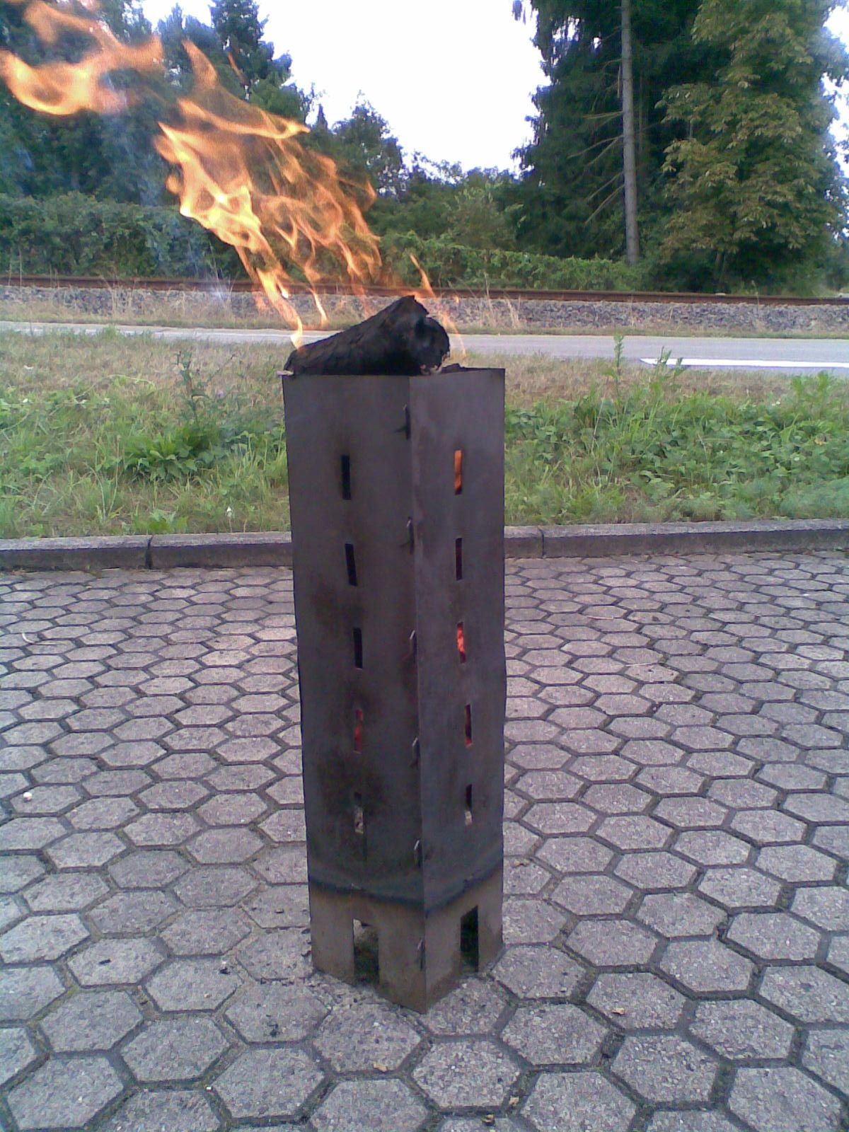 Metall Schwedenfeuer mit Feuerholz