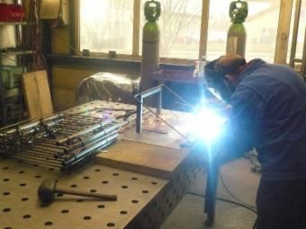Schweißarbeiten bei Metalltechnik Dermbach am Schweißtisch