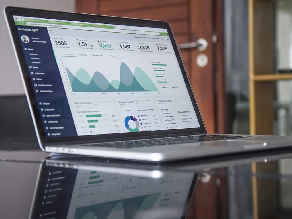 Ein Laptop mit Analyse-Daten