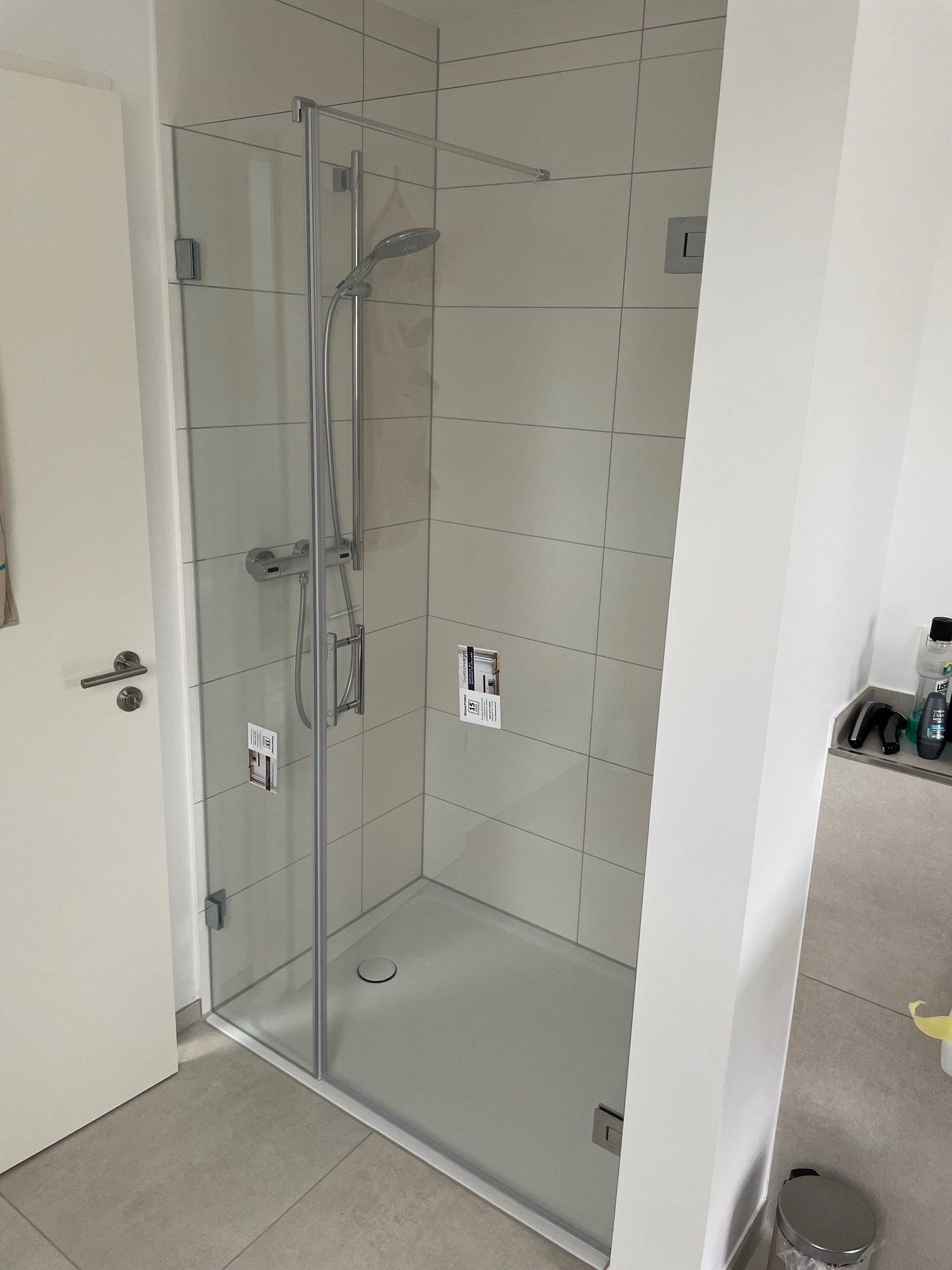 Nischenabtrennung Eine Nischenabtrennung mit einer pendelbaren Tür rechts und einem schmalen Fixteil links