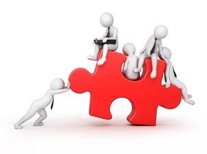 Rotes Puzzleteilchen mit fünf Männchen