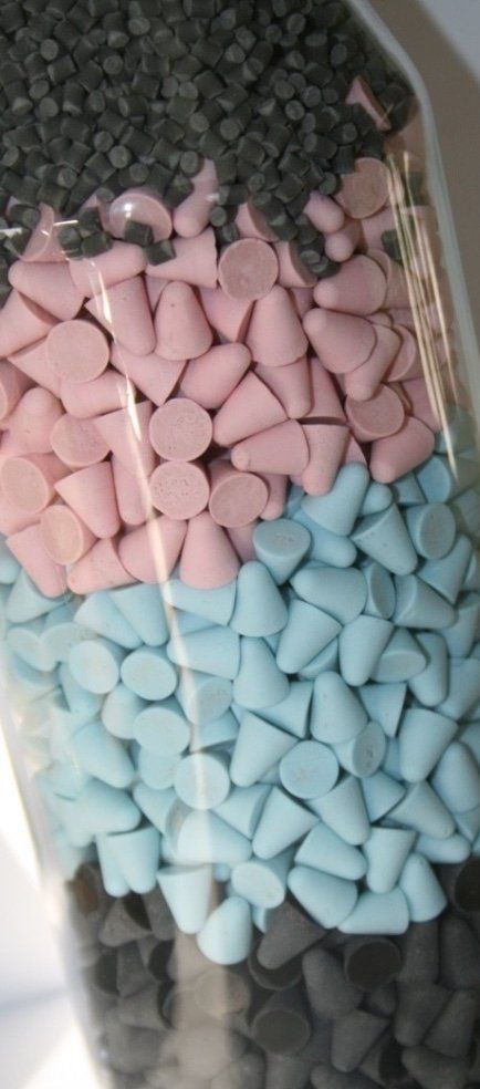 Plastic vibratory grinding wheels