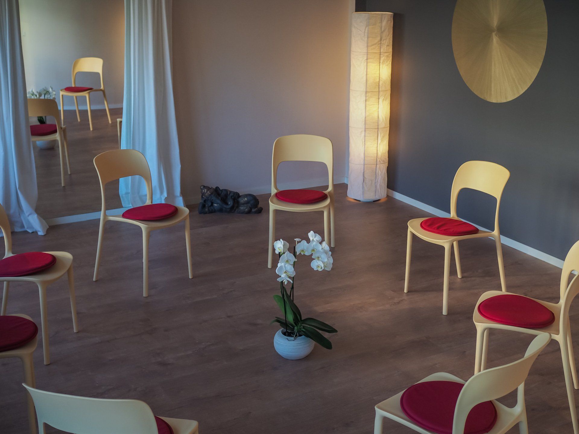 Stuhlkreis im Achtsamkeits-Zentrum