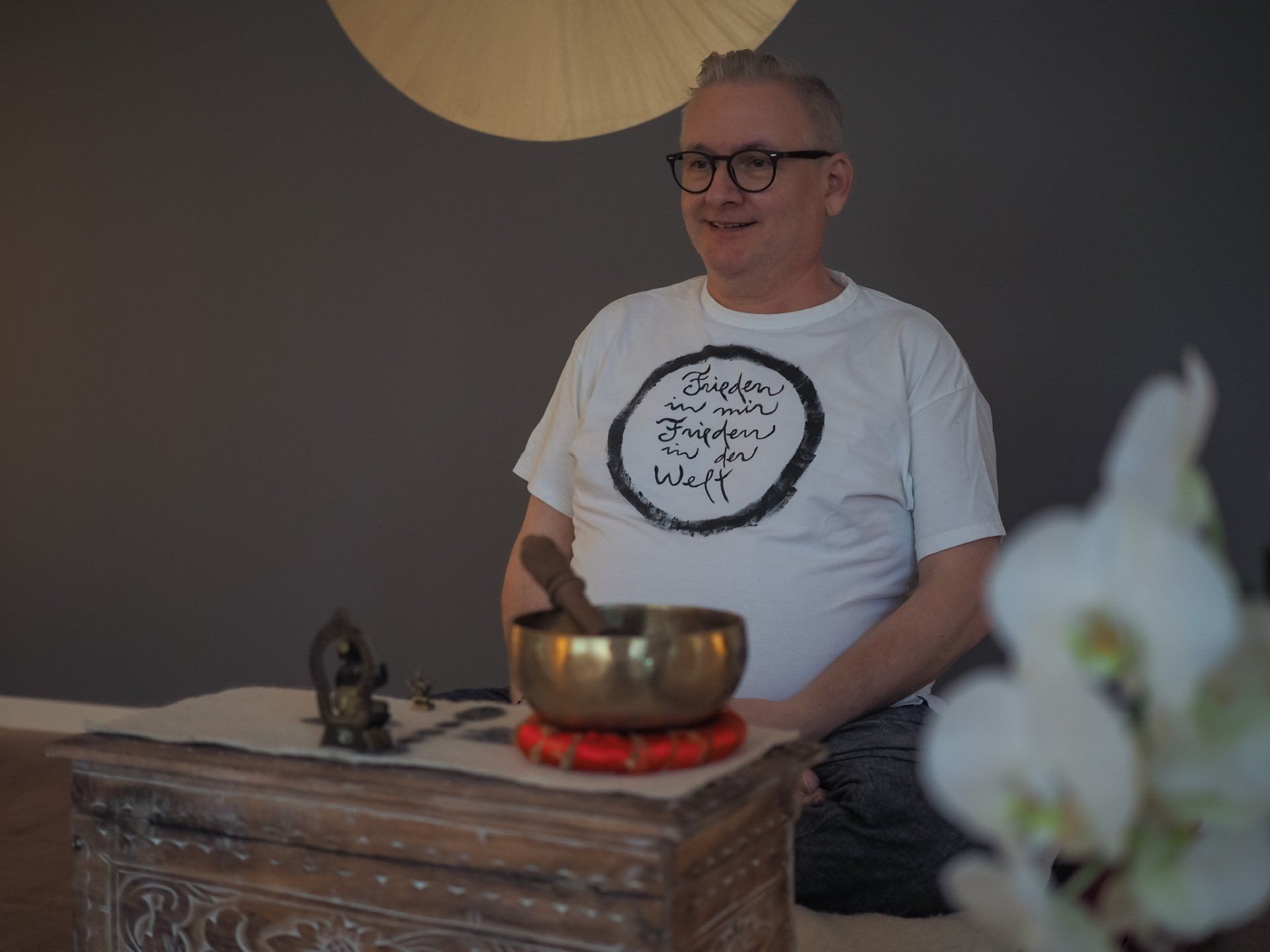 Michael leitet eine Meditation im Achtsamkeits-Zentrum Köln an
