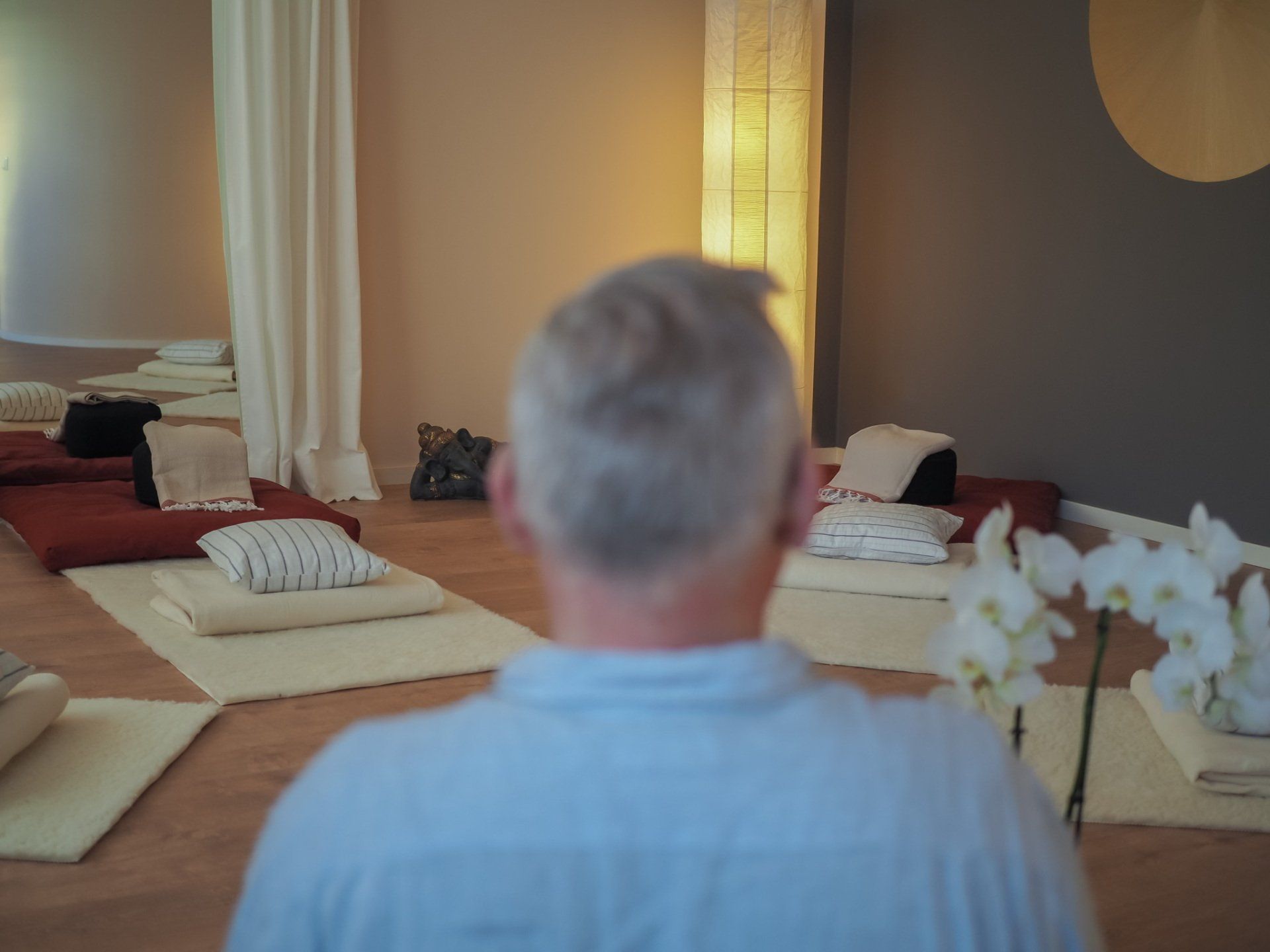 Michael leitet einen Kurs im Achtsamkeits-Zentrum Köln an