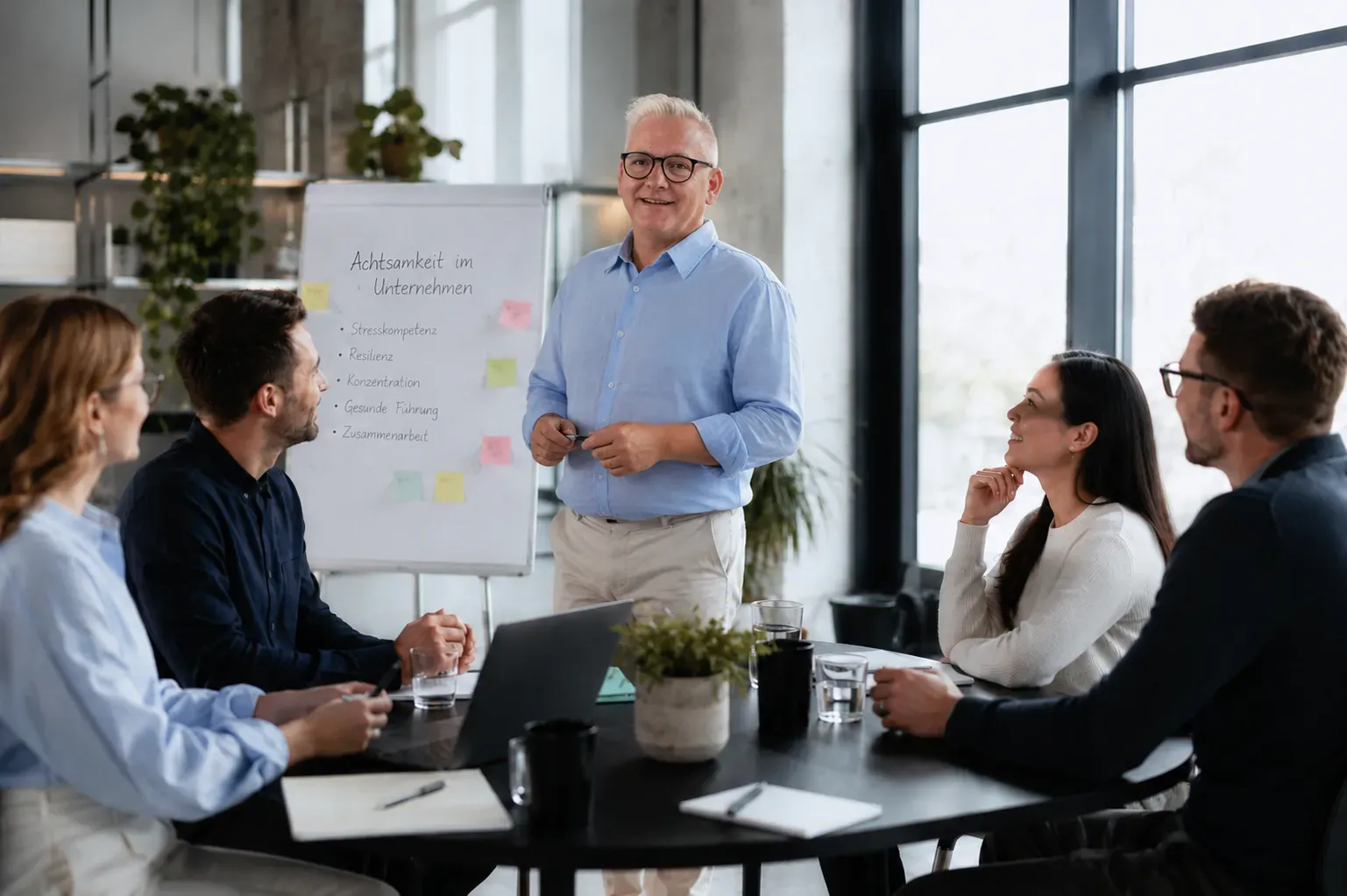 Achtsamkeitstrainings für Unternehmen stärken Stresskompetenz, Resilienz und gesunde Zusammenarbeit.