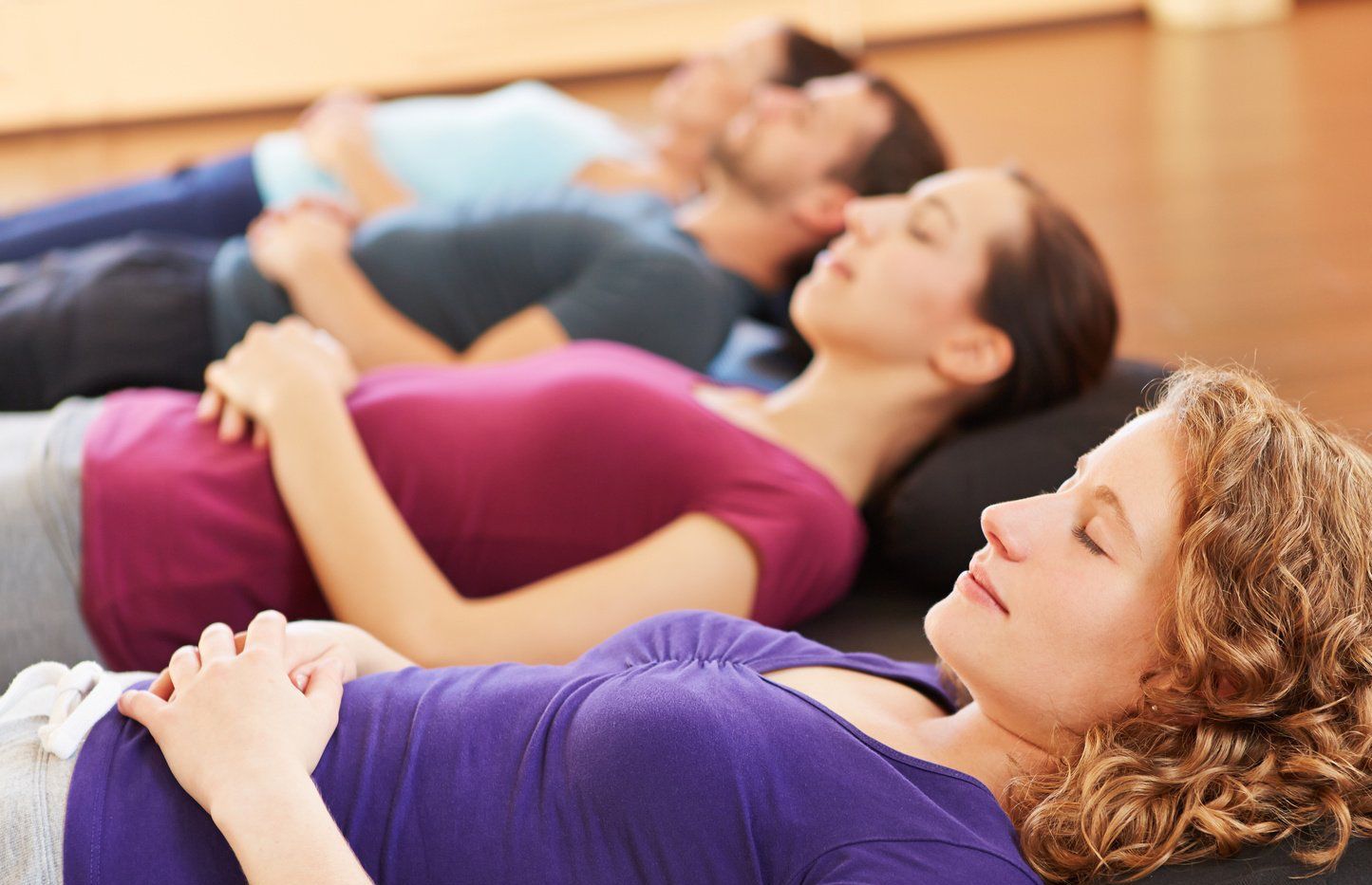 Teilnehmende eines MBSR-Kurses lernen Stress achtsam zu begegnen