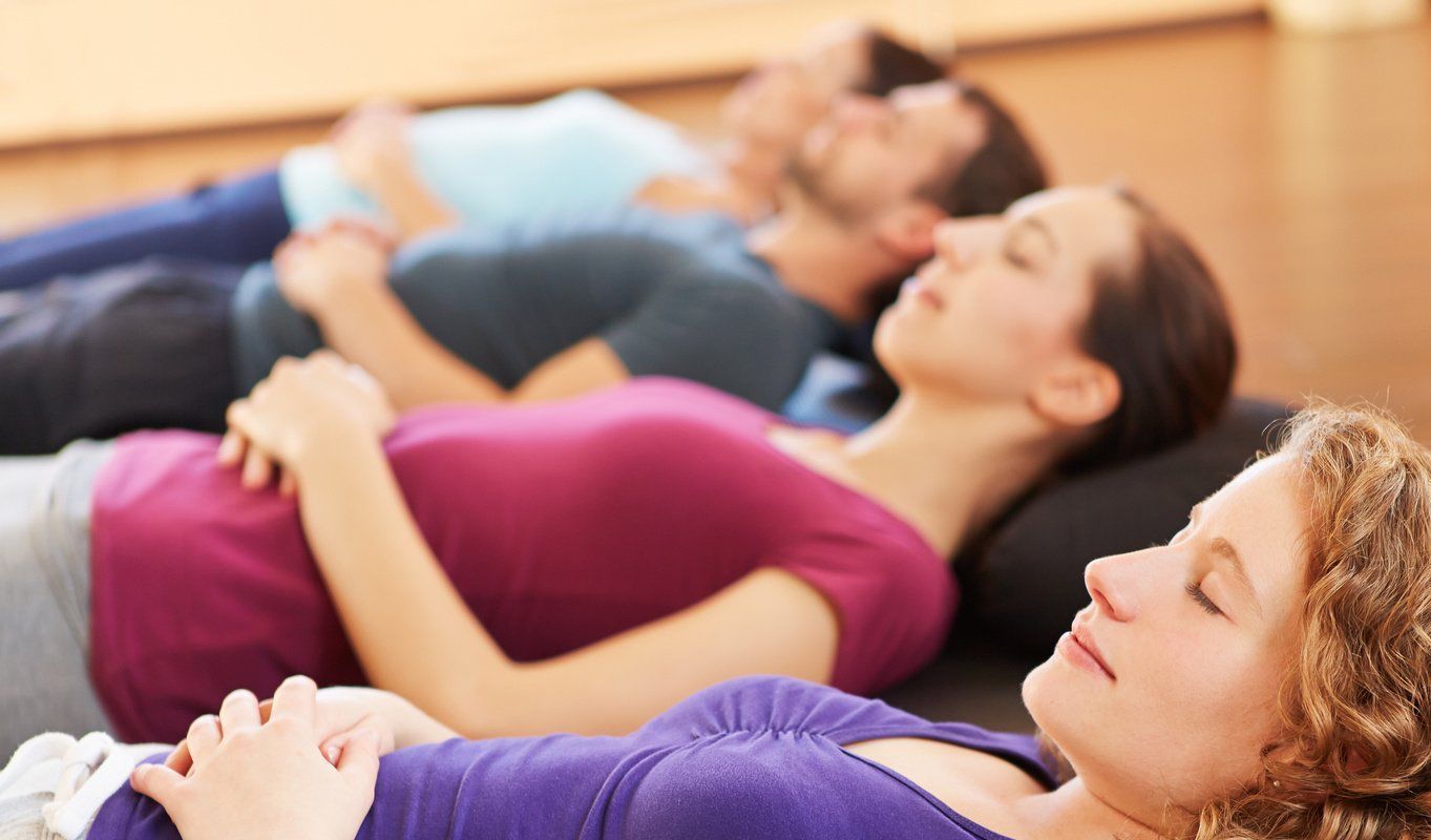 Teilnehmer eines MBSR 8-Wochenkurses machen den Bodyscan Teilnehmer des MBSR 8-Wochenkurses machen den Bodyscan