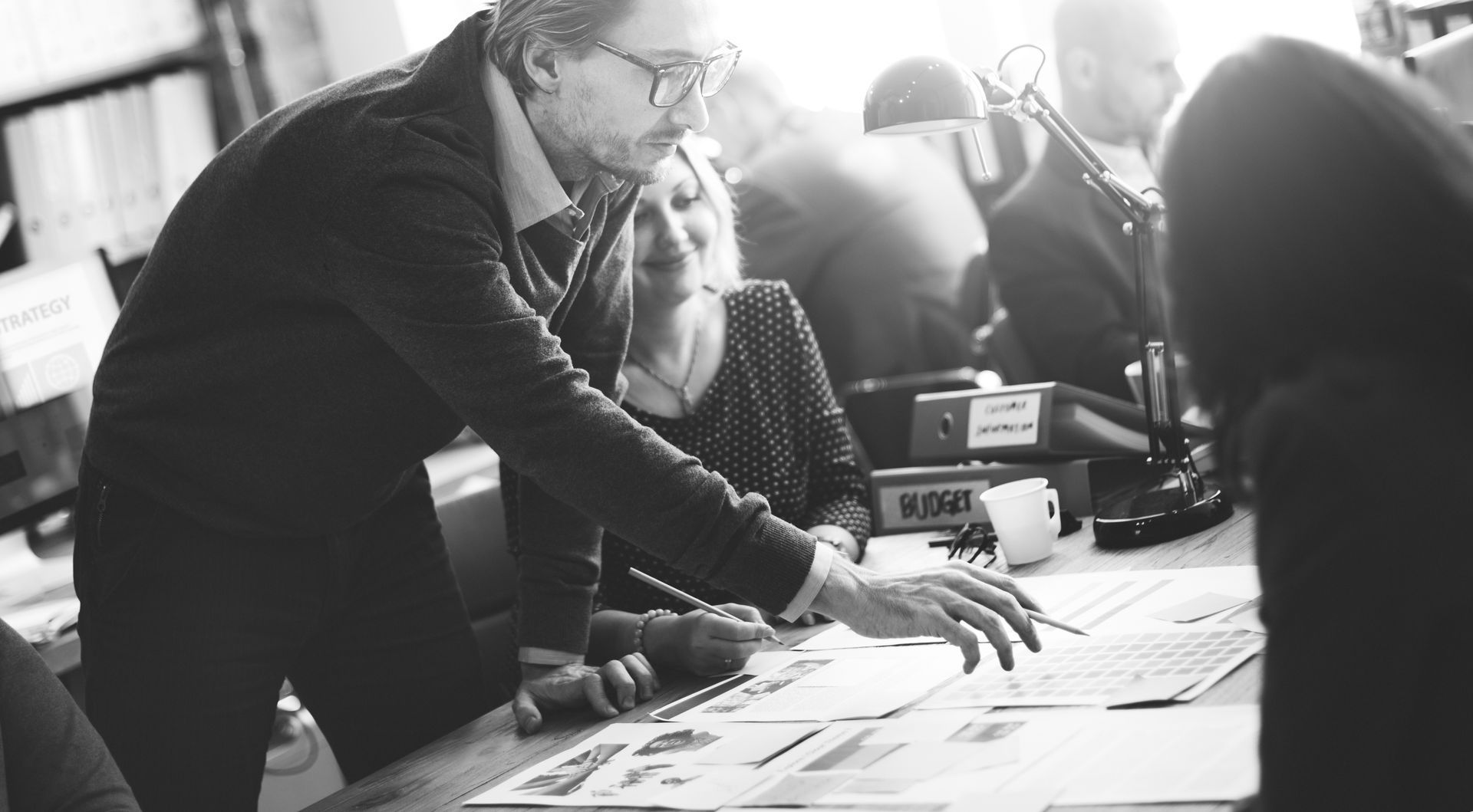 Business Frau und Mann im Meeting