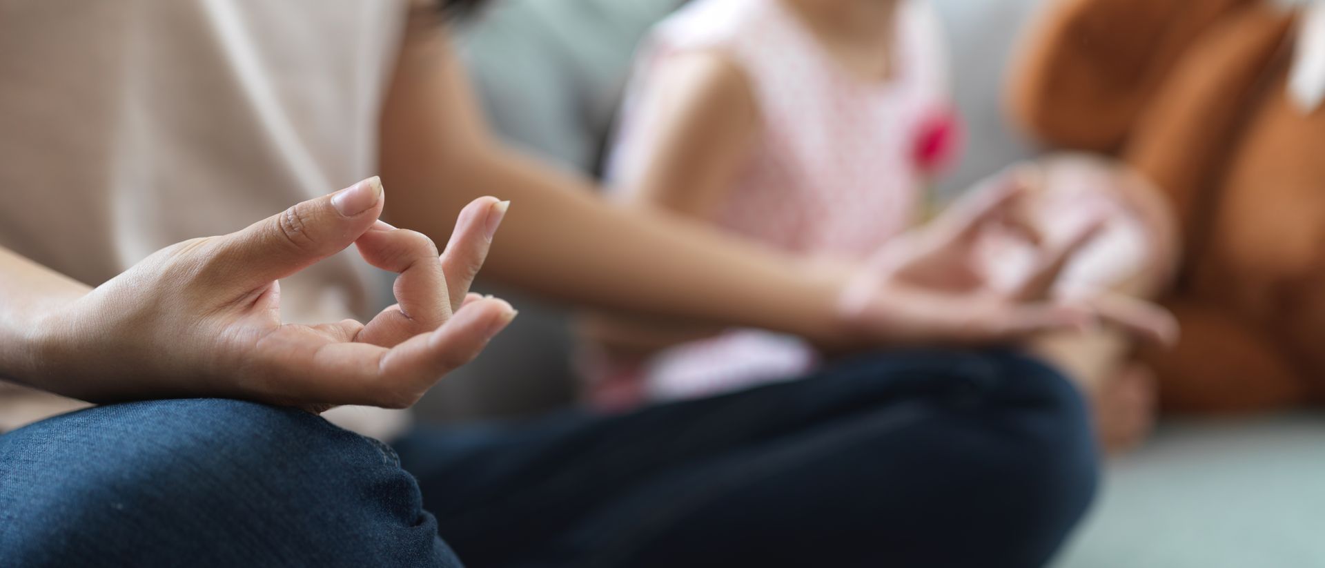 Menschen führen Metta-Medition durch