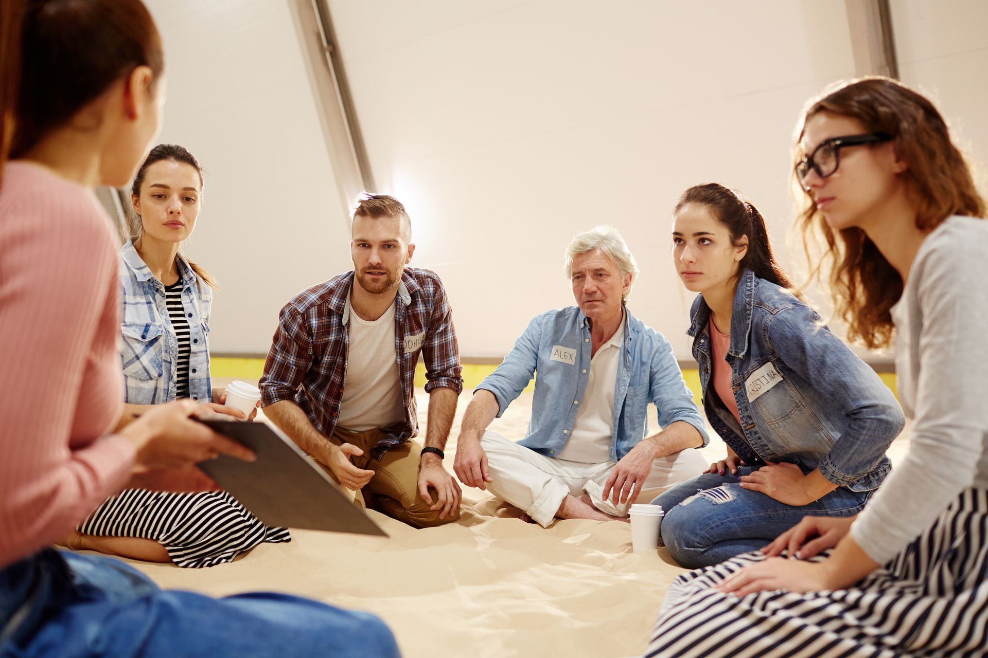 Menschen in einem Achtsamkeits-Workshop, Achtsamkeit im Alltag