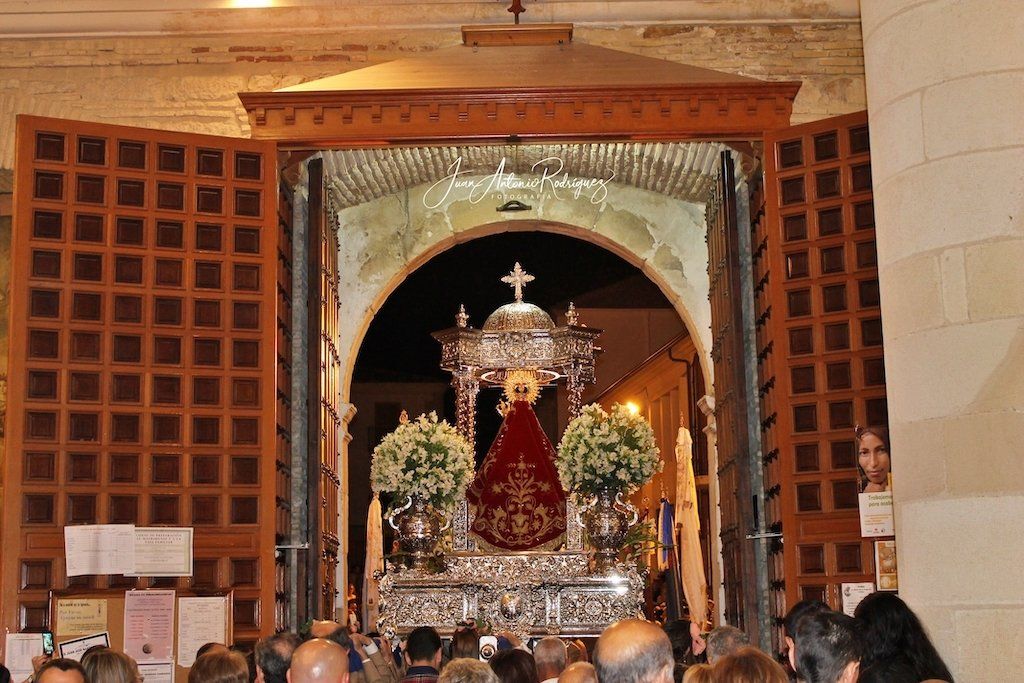 virgen de la cabeza de torredonjimeno entra en la iglesia
