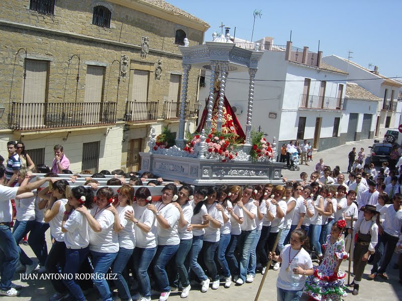 mujeres llevando a la virgen de la cabeza de Arjona
