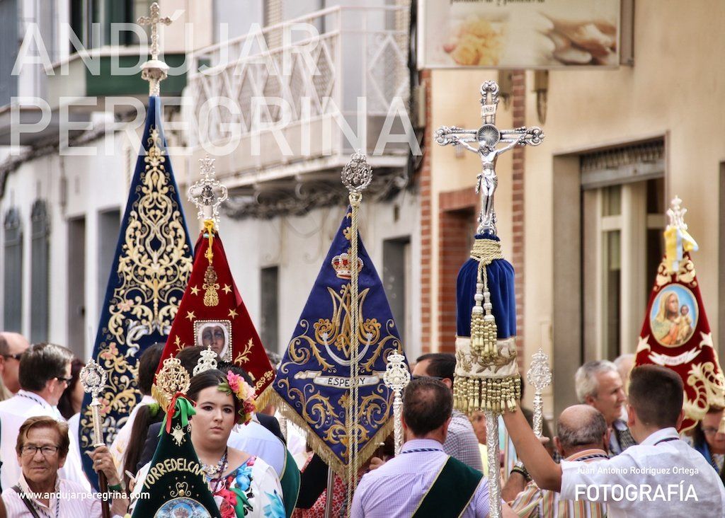 Banderines de las cofradías en la procesión estandartes cofradias procesion torredelcampo