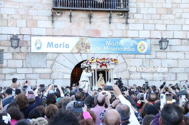 salida en procesion de la virgen de la cabeza en romeria