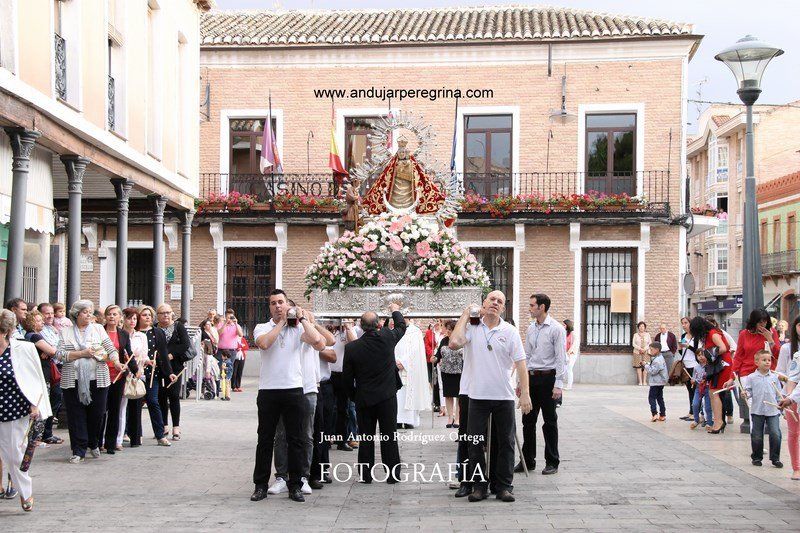 Anderos portando a la Virgen por las calles de Daimiel Anderos portando la Virgen en Daimiel