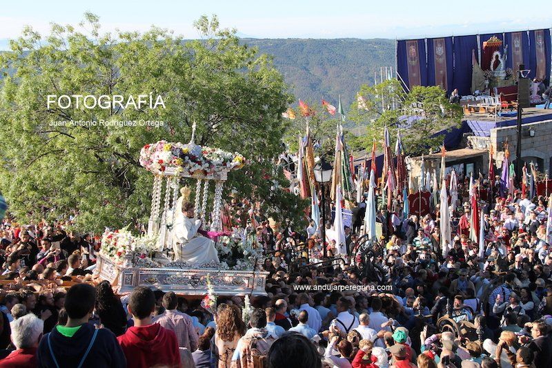 traslado en procesion de la virgen de la cabeza