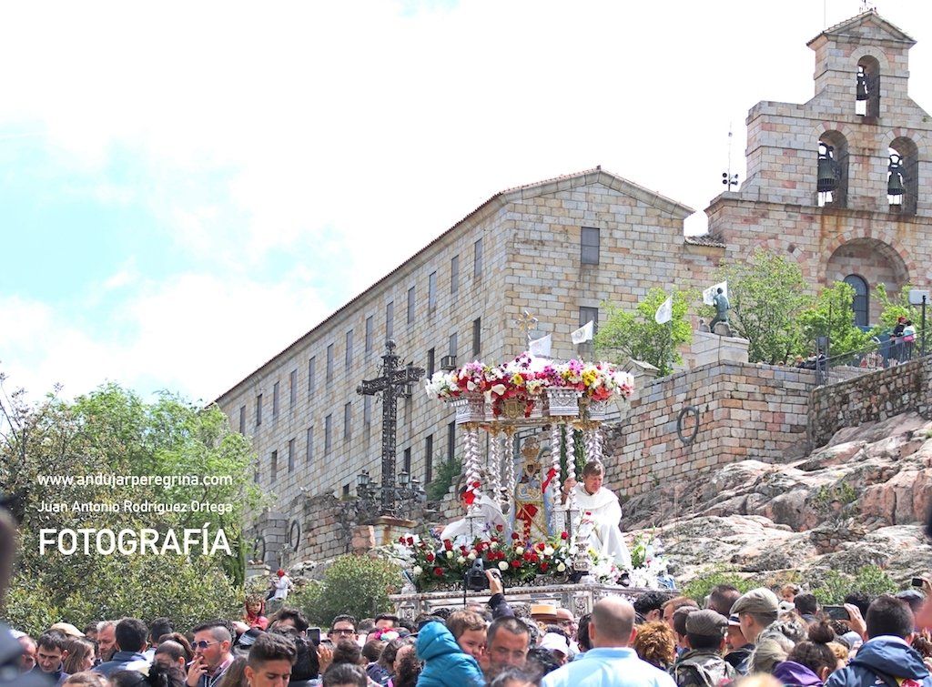 procesion virgen de la cabeza por la calzada