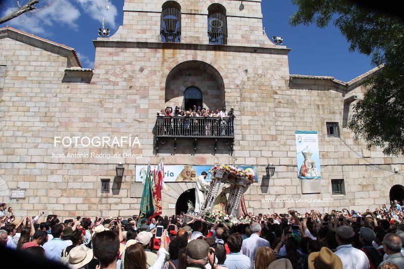 la virgen de la cabeza vuelve a su santuario en procesion