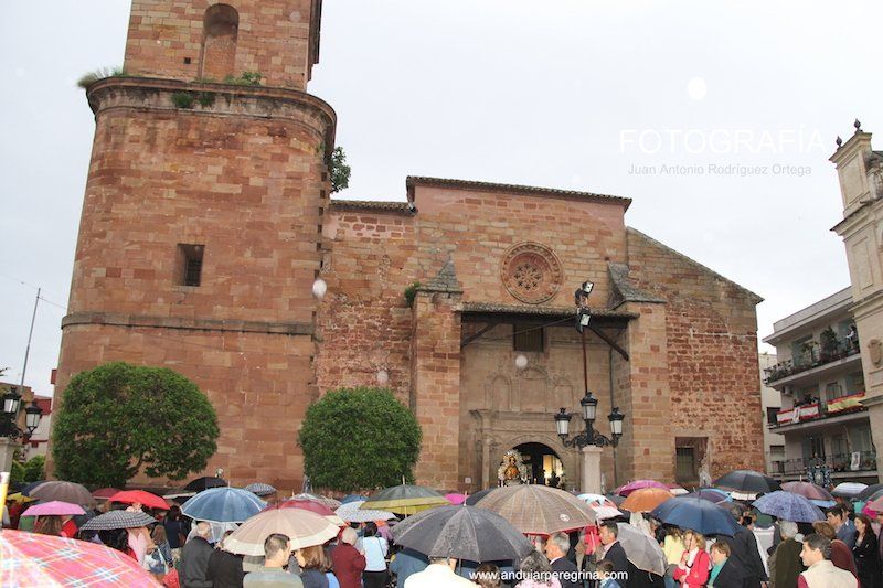 Virgen de la Cabeza sale de la iglesia de San Miguel en procesion