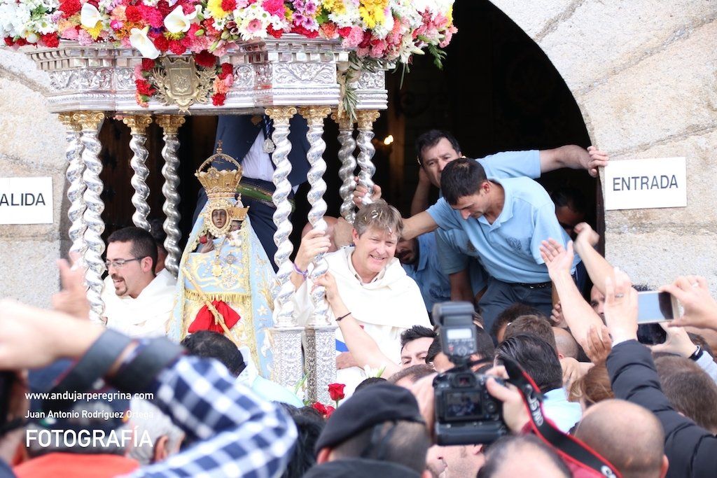 la virgen de la cabeza sale del santuario