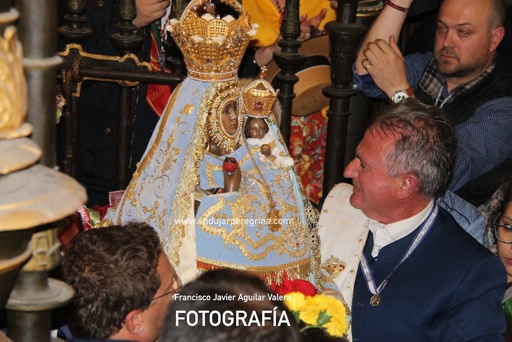 hermano mayor con la virgen de la cabeza