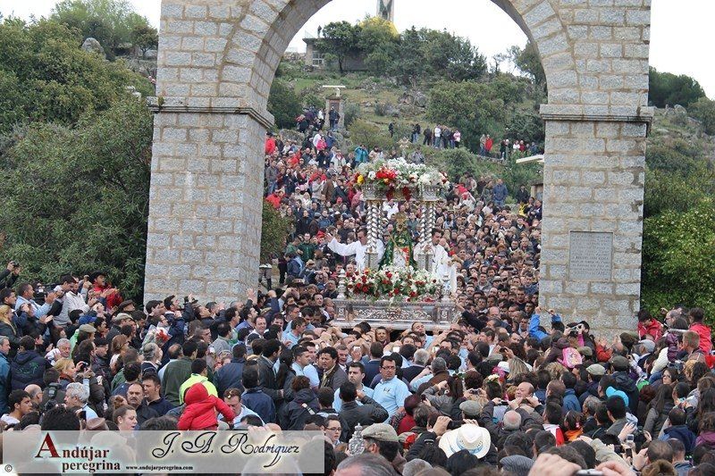 la virgen en procesion entre los romeros